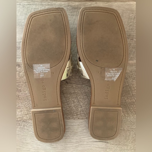 Indigo Rd. Gold Sandals - Picture 2 of 3